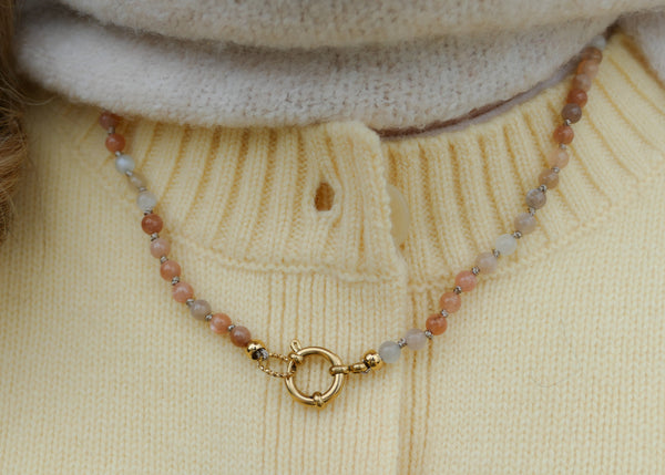 hand geknoopt collier van roze gemelleerde maansteen mineralen met goudkleurig slot
