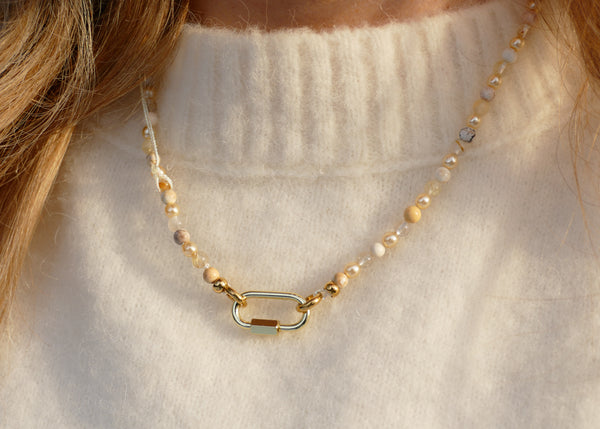 hand geknoopt collier met lichte mineralen met groot goudkleurig slot