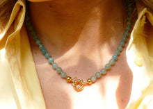 Afbeelding in Gallery-weergave laden, licht blauw mineralen collier met goudkleurig slot
