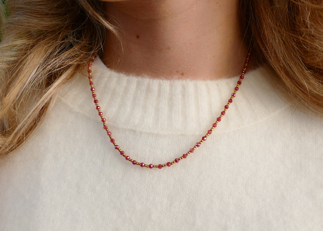 fijn collier van fuchsia roze mineralen met accenten van stainless steel