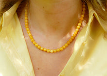 Afbeelding in Gallery-weergave laden, gele mineralen met groot goudkleurig slot
