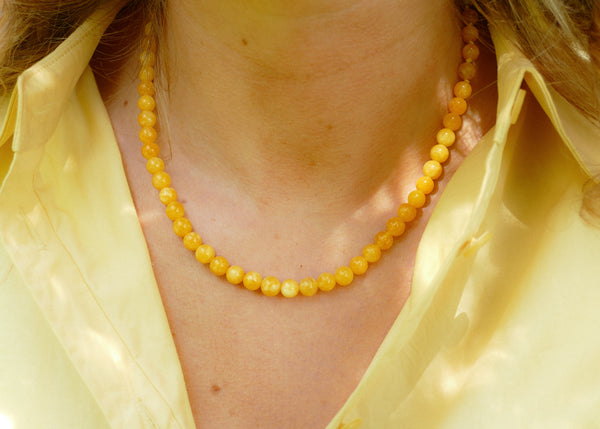 gele mineralen met groot goudkleurig slot