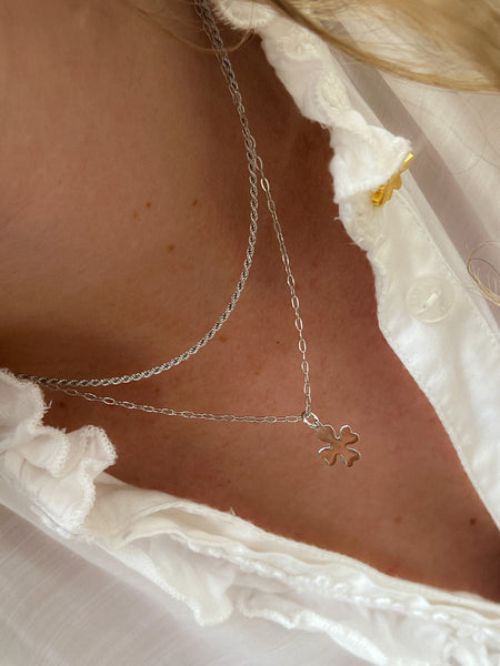 Echt zilver collier met een subtiel klavertje vier