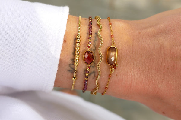 goudkleurig armbandje met bruine midden steen en bruine accenten | stainless steel