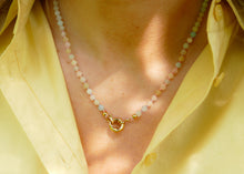Afbeelding in Gallery-weergave laden, hand geknoopt collier van roze gemelleerde maansteen mineralen met goudkleurig slot
