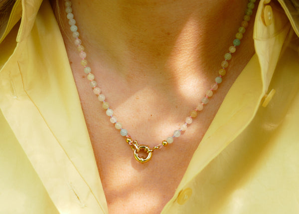 hand geknoopt collier van roze gemelleerde maansteen mineralen met goudkleurig slot