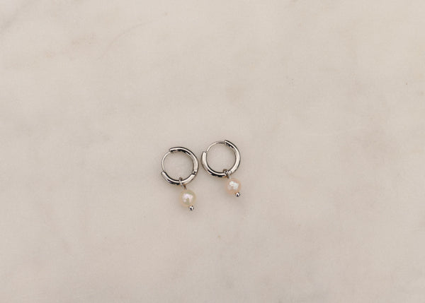 zilverkleurige oorringen met witte parels | stainless steel