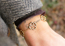 Afbeelding in Gallery-weergave laden, goudkleurige open klavertjes vier armband van stainless steel
