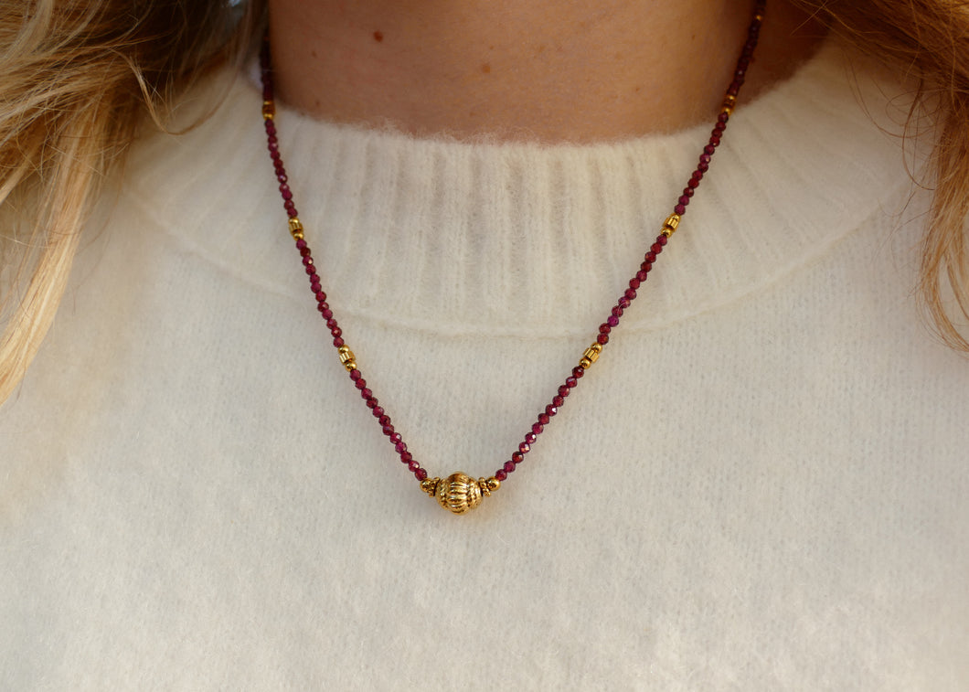 bordeaux kleurige mineralen met stainless steel accenten