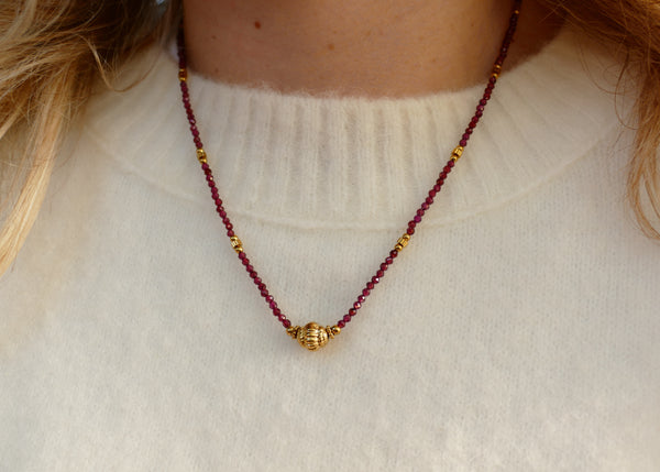 bordeaux kleurige mineralen met stainless steel accenten