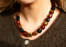 Afbeelding in Gallery-weergave laden, statement collier van bruine multi gekleurde resin vierkante kralen
