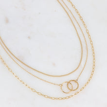 Afbeelding in Gallery-weergave laden, goudkleurig drie dubbel collier met open cirkels in elkaar | stainless steel
