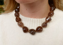 Afbeelding in Gallery-weergave laden, statement collier van grote bruine kralen
