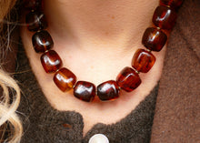Afbeelding in Gallery-weergave laden, statement collier van warm bruine resin vierkante kralen
