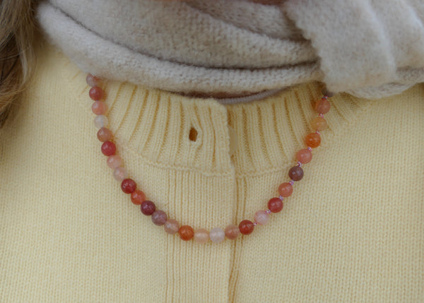 hand geknoopt collier van roze gemelleerde maansteen mineralen met goudkleurig slot