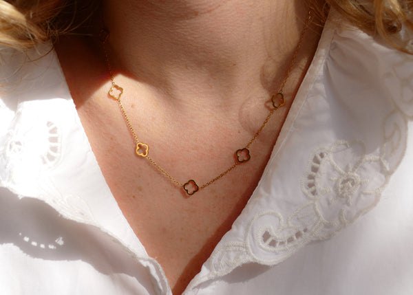 fijn goudkleurig collier met klavertjes vier | stainless steel