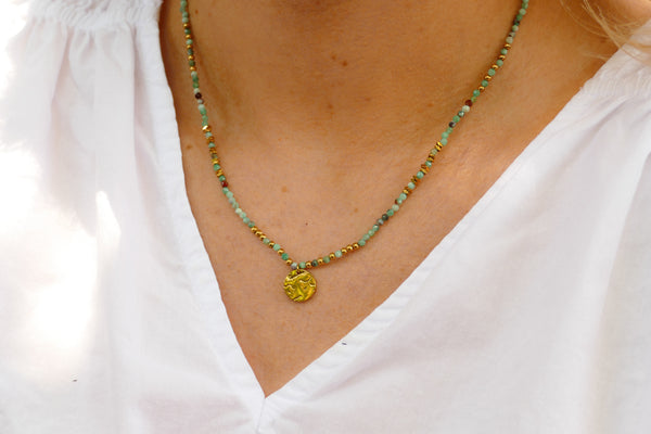 fijn zee groen mineralen collier met goudkleurige accenten