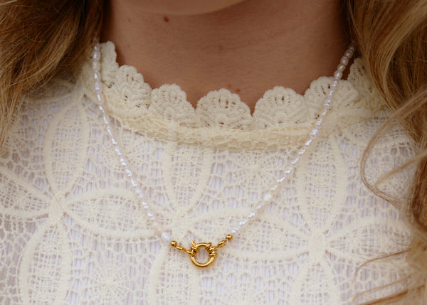 zoetwaterparel collier met goudkleurig groot slot | 45 cm