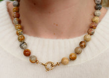 Afbeelding in Gallery-weergave laden, hand geknoopt butter yellow en beige agaath collier met goudkleurig slot | stainless steel
