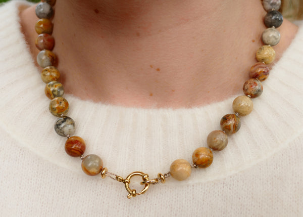 hand geknoopt butter yellow en beige agaath collier met goudkleurig slot | stainless steel