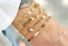 Afbeelding in Gallery-weergave laden, fijne goudkleurige armband met 3 witte parels | stainless steel
