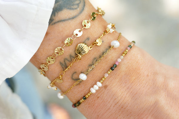 fijne goudkleurige armband met 3 witte parels | stainless steel