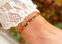 Afbeelding in Gallery-weergave laden, fijn armbandje van herfst oranje mineralen met goudkleurige accenten
