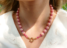 Afbeelding in Gallery-weergave laden, handgemaakt snoep roze keramiek kralen collier met groot slot
