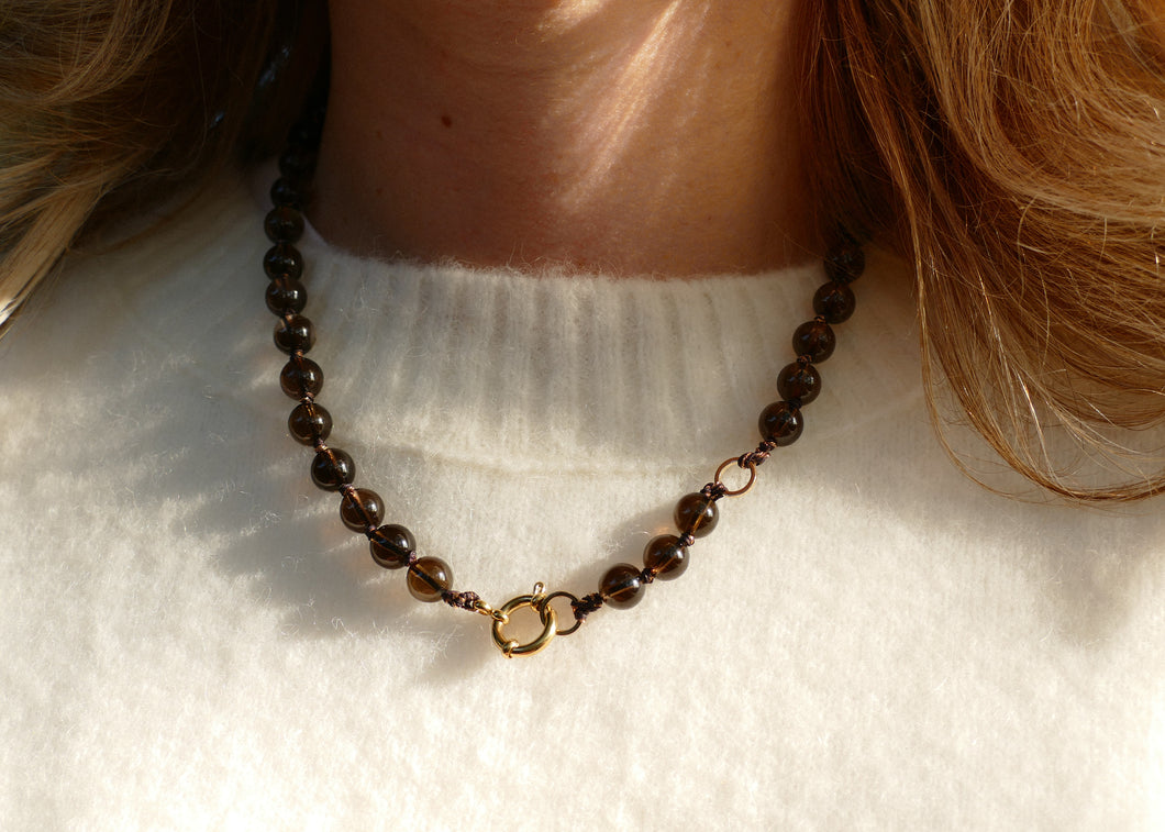 hand gemaakt collier van rookkwarts met goudkleurig slot