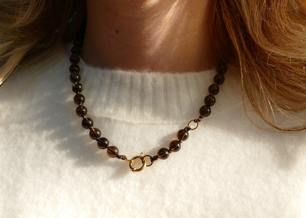 hand gemaakt collier van rookkwarts met goudkleurig slot