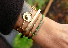 Afbeelding in Gallery-weergave laden, sportief vormgegeven armband van goudkleurig stainless steel
