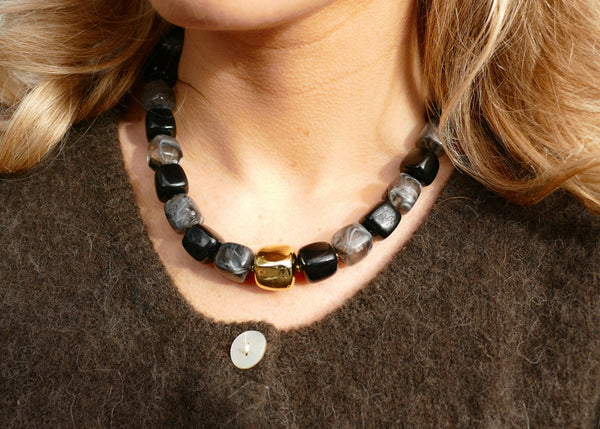 statement collier van zwarte resin vierkante kralen