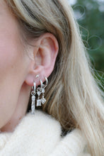 Afbeelding in Gallery-weergave laden, zilverkleurige set van 3 oorbellen met witte steentjes stainless steel
