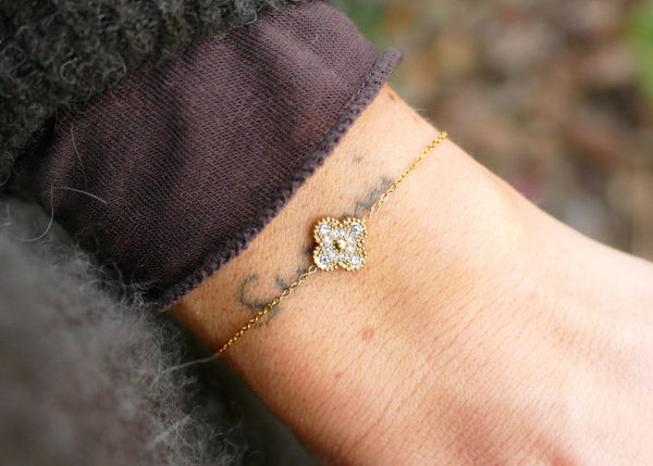 fijn goudkleurig armbandje met zirkonia klavertje vier | stainless steel