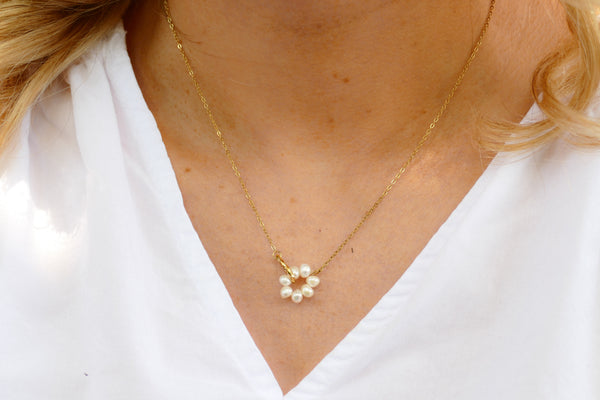 fijn goudkleurig collier met witte pareltjes | stainless steel