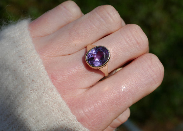 14 krt geel gouden strak vormgegeven vintage ring met amethist