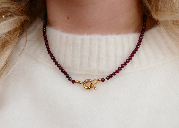 hand gemaakt collier van bordeaux rode mineralen met goudkleurig slot