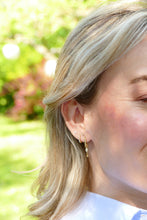 Afbeelding in Gallery-weergave laden, goudkleurige fijne oorringen met zirkonia stenen en hangertjes | echt zilver + laagje goud
