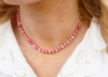 Afbeelding in Gallery-weergave laden, fel roze kralen collier met groot goudkleurig slot
