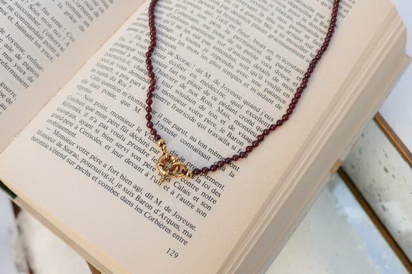 handgeknoopt collier van kleine bordeaux granaat mineralen met goudkleurig groot slot