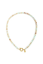 Afbeelding in Gallery-weergave laden, zee blauw kralen collier met groot goudkleurig slot

