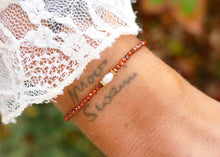 Afbeelding in Gallery-weergave laden, fijn armbandje van bruine mineralen 🍂✨ met goudkleurige accenten
