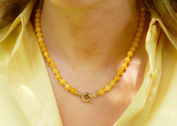 gele mineralen met groot goudkleurig slot