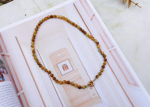 hand geknoopt collier van gele tijgeroog mineralen met goudkleurig stainless steel slot