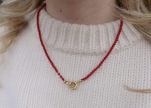 handgemaakt rood kralen collier met groot slot