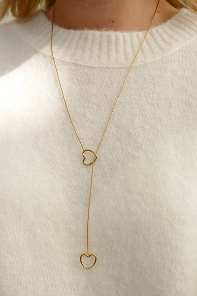 fijn goudkleurig Y collier met open hartjes gemaakt van stainless steel