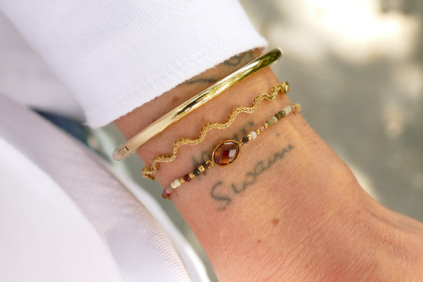 bruin mineralen armbandje met goudkleurige accenten
