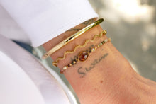 Afbeelding in Gallery-weergave laden, fijn wave armbandje van goudkleurig stainless steel
