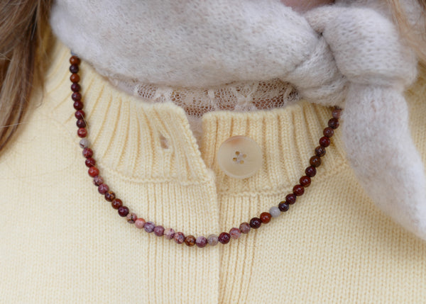 hand geknoopt collier van oud roze jaspis met goudkleurig groot slot