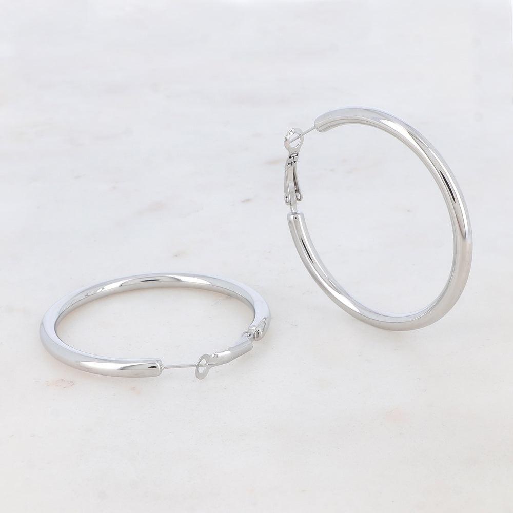 gladde zilverkleurige brede oorringen 50 mm | stainless steel